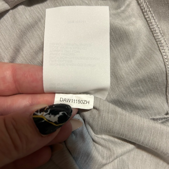 DSG Light grey work out shirt- size xl/2xl - Picture 8 of 8